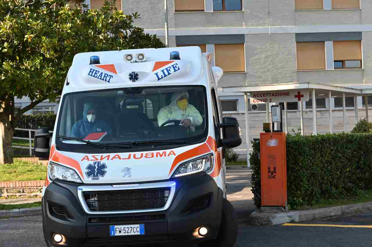 Napoli ambulanza aggressione